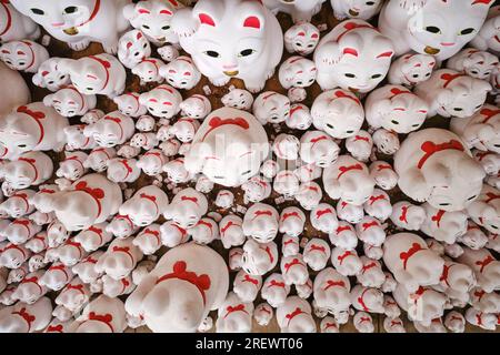 Luglio 2023, beckoning Cats (maneki Neko) al Tempio di Gotokuji, Setagaya, Tokyo Foto Stock