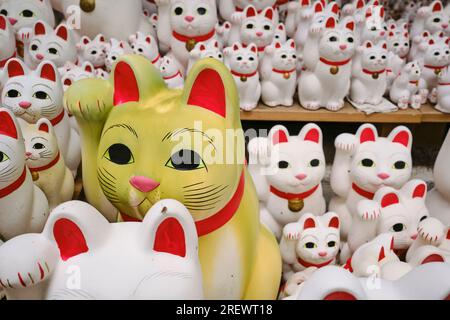 Luglio 2023, beckoning Cats (maneki Neko) al Tempio di Gotokuji, Setagaya, Tokyo Foto Stock