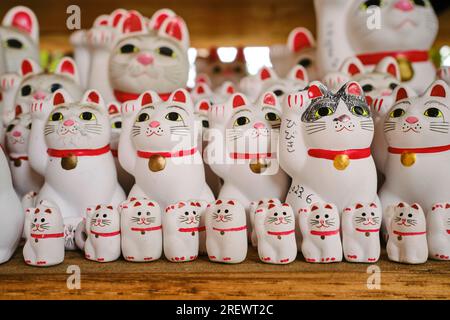 Luglio 2023, beckoning Cats (maneki Neko) al Tempio di Gotokuji, Setagaya, Tokyo Foto Stock