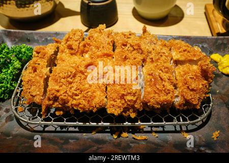 Luglio 2023, Una porzione di cotoletta di maiale impanata fritta (tonkatsu), di solito servita con riso, cavolo e zuppa di miso Foto Stock