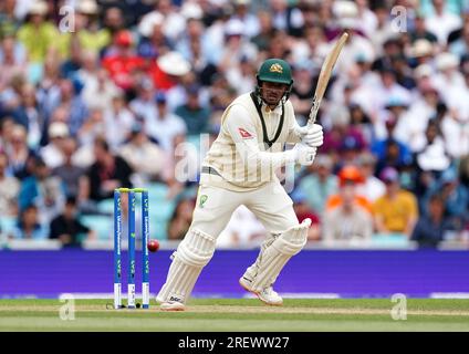 L'australiano Usman Khawaja batté durante il quarto giorno del quinto test match della LV= Insurance Ashes Series al Kia Oval di Londra. Data foto: Domenica 30 luglio 2023. Foto Stock