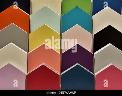 Schede campione di colore in esposizione in un negozio di hardware. Sezione isolata di campioni colorati a punta. Foto Stock