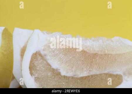 agrumi di alta qualità durante la cottura e altri tipi di piatti, pomelo giallo dolce e succoso, primo piano Foto Stock