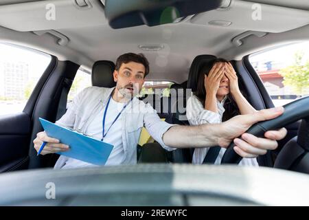 L'istruttore di auto uomo Millennial Distressed sostiene l'esame in una giovane donna Foto Stock