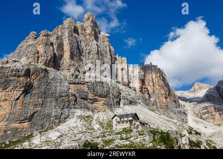 Le Dolomiti di Brenta. Monte Castelletto inferiore di Vallesinella e rifugio alpino di Tuckett. Trentino. Alpi italiane. Europa. Foto Stock