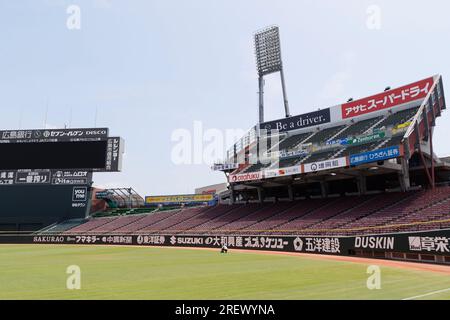 Hiroshima, Giappone. 28 luglio 2023. Vista generale dello stadio Mazda Zoom-Zoom, sede della squadra di baseball Hiroshima Toyo Carp. Il team Carp, una nota ''squadra cittadina'', avrà una partita il 6 agosto chiamata ''Peace Nighter'' per rappresentare le speranze di pace. Quest'anno segnerà i 78 anni dal bombardamento atomico di Hiroshima (6 agosto 1945) durante la seconda guerra mondiale. Il Giappone è l'unico paese attaccato dalle bombe atomiche. Un gruppo di giornalisti stranieri ha visitato la città di Hiroshima (in un tour della stampa) prima della cerimonia commemorativa. Il tour stampa è stato organizzato dal Ministero degli affari Esteri del Giappone con la Foto Stock