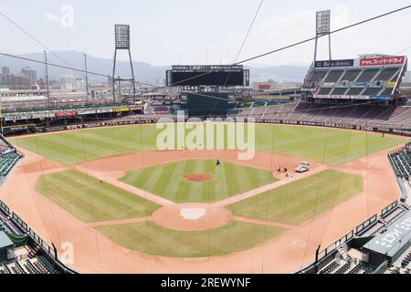 Hiroshima, Giappone. 28 luglio 2023. Vista generale dello stadio Mazda Zoom-Zoom, sede della squadra di baseball Hiroshima Toyo Carp. Il team Carp, una nota ''squadra cittadina'', avrà una partita il 6 agosto chiamata ''Peace Nighter'' per rappresentare le speranze di pace. Quest'anno segnerà i 78 anni dal bombardamento atomico di Hiroshima (6 agosto 1945) durante la seconda guerra mondiale. Il Giappone è l'unico paese attaccato dalle bombe atomiche. Un gruppo di giornalisti stranieri ha visitato la città di Hiroshima (in un tour della stampa) prima della cerimonia commemorativa. Il tour stampa è stato organizzato dal Ministero degli affari Esteri del Giappone con la Foto Stock