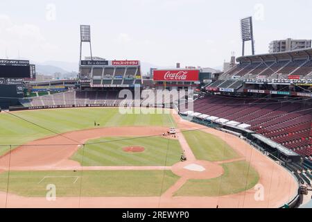 Hiroshima, Giappone. 28 luglio 2023. Vista generale dello stadio Mazda Zoom-Zoom, sede della squadra di baseball Hiroshima Toyo Carp. Il team Carp, una nota ''squadra cittadina'', avrà una partita il 6 agosto chiamata ''Peace Nighter'' per rappresentare le speranze di pace. Quest'anno segnerà i 78 anni dal bombardamento atomico di Hiroshima (6 agosto 1945) durante la seconda guerra mondiale. Il Giappone è l'unico paese attaccato dalle bombe atomiche. Un gruppo di giornalisti stranieri ha visitato la città di Hiroshima (in un tour della stampa) prima della cerimonia commemorativa. Il tour stampa è stato organizzato dal Ministero degli affari Esteri del Giappone con la Foto Stock