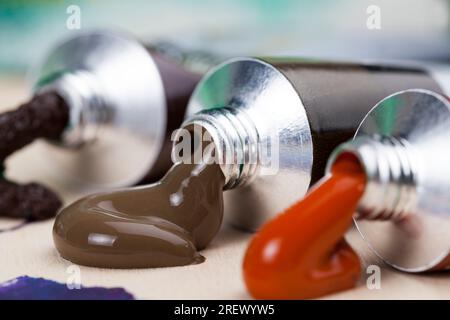 vernici acriliche per disegni creativi, il processo creativo di disegno utilizzando vernice acrilica, tubi di vernice acrilica per dipingere immagini Foto Stock