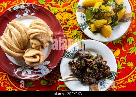 Tim Momo tibetano con patate al curry e Yak Jerky Sukuti, cibo di Upper Mustang, Nepal Foto Stock