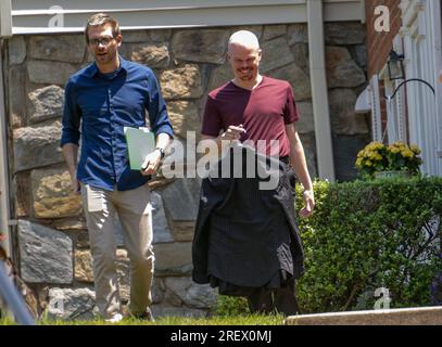 Rockville, Stati Uniti d'America. 2 giugno 2023. Samuel Brinton, 34 anni, giusto, e suo marito, Kevin Rieck, Fotografato fuori dalla loro casa a Rockville, Maryland, venerdì 2 giugno 2023. Credito: Ron Sachs/CNP per NY Post/Sipa USA (LIMITAZIONE: NESSUN giornale o giornale New York o New Jersey entro un raggio di 75 miglia da New York City. Daily mail Out) credito: SIPA USA/Alamy Live News Foto Stock