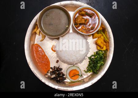 Tradizionale piatto thakali nepalese di riso, lenticchie, curry e chutney, noto anche come Daal Bhaat e Tarkari Foto Stock