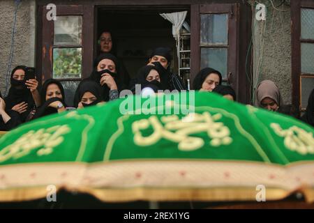 Srinagar, India. 30 luglio 2023. (7/30/2023) donne velate del Kashmir che indossano campanili neri che guardano la processione di Ashura a Srinagar, Kashmir, il 29 luglio 2023. I musulmani sciiti di tutto il mondo piangono la morte dell'Imam Hussein, il nipote del profeta Mohammad, martirizzato a Karbala, Iraq, nel 680 d.C., insieme ai suoi 72 guerrieri mentre combattevano contro gli eserciti del califfo ummayid, Yazid. Durante il mese di Muharram, il primo mese del calendario lunare islamico, osserva Tazia o lutto per ricordare questo evento significativo. (Foto di Mubashir Hassan/Pacific Press/Sipa USA) credito: SIPA USA/Alamy Live News Foto Stock