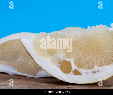 agrumi durante la cottura e altri tipi di piatti, pomelo giallo dolce e succoso, primo piano Foto Stock