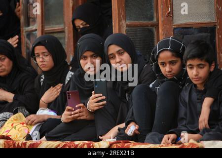 Srinagar, India. 30 luglio 2023. (7/30/2023) donne velate del Kashmir che indossano campanili neri che guardano la processione di Ashura a Srinagar, Kashmir, il 29 luglio 2023. I musulmani sciiti di tutto il mondo piangono la morte dell'Imam Hussein, il nipote del profeta Mohammad, martirizzato a Karbala, Iraq, nel 680 d.C., insieme ai suoi 72 guerrieri mentre combattevano contro gli eserciti del califfo ummayid, Yazid. Durante il mese di Muharram, il primo mese del calendario lunare islamico, osserva Tazia o lutto per ricordare questo evento significativo. (Foto di Mubashir Hassan/Pacific Press/Sipa USA) credito: SIPA USA/Alamy Live News Foto Stock