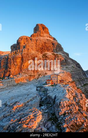 Alpenglow all'alba, colore rossastro sulle Dolomiti di Brenta. Cima Brenta bassa e rifugio Tosa Pedrotti. Trentino. Alpi italiane. Europa. Foto Stock