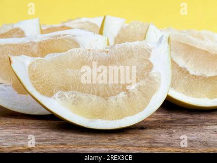 agrumi di alta qualità durante la cottura e altri tipi di piatti, pomelo giallo dolce e succoso Foto Stock