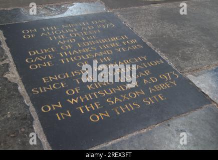 Una pietra commemorativa nel pavimento dell'Abbazia di Bath, Bath raffigurante la visita della Regina Elisabetta II in occasione di mille anni di incoronazione, Bath UK Foto Stock