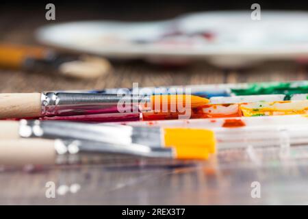 il processo creativo di disegno mescolando diversi colori delle vernici con pennelli artistici, pennelli artistici e vernici per quadri, olio e altri pai Foto Stock