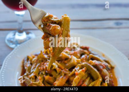 La ricetta di okra vegetariana più deliziosa, speciale e salutare, cibo mediterraneo estivo, okra o mpamies in Grecia, con salsa in pentola Foto Stock