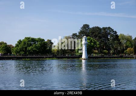 Il Roath Park si trova in una splendida posizione al centro di questa trafficata capitale, una vista mozzafiato di giorno e di notte. Il parco conserva ancora i clas Foto Stock