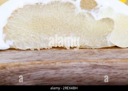 agrumi durante la cottura e altri tipi di piatti, pomelo giallo dolce e succoso, pomelo da primo piano Foto Stock