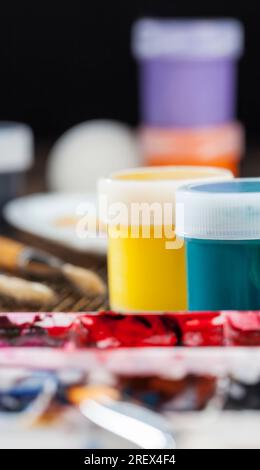 pennelli artistici e vernici per dipingere quadri, olio e altre vernici con pennelli per la creatività, il processo creativo di disegno mescolando diversi co Foto Stock
