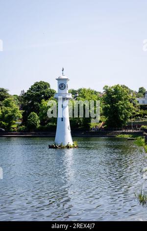 Il Roath Park si trova in una splendida posizione al centro di questa trafficata capitale, una vista mozzafiato di giorno e di notte. Il parco conserva ancora i clas Foto Stock