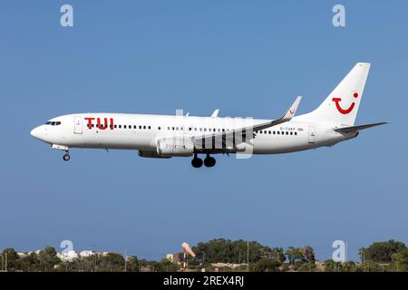 TUIfly Boeing 737-8AS (REG: G-TUKF) con schema colore bianco. Precedentemente con Ryanair e Pegasus Foto Stock