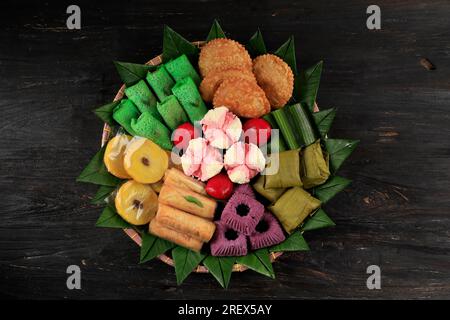 Vista dall'alto del Tampah Jajan Pasar, spuntino tradizionale indonesiano Foto Stock