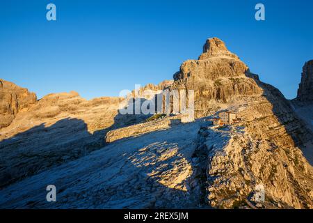 Alpenglow all'alba, colore rossastro sulle Dolomiti di Brenta. Cima Brenta bassa e rifugio Tosa Pedrotti. Trentino. Alpi italiane. Europa. Foto Stock