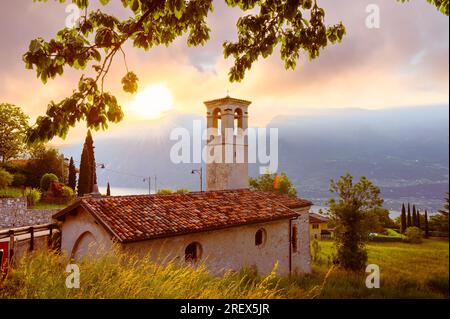Paesaggio con chiesetta all'alba a Limone sul garda, Lago di Garda, Italia Foto Stock
