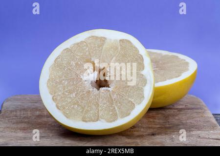 agrumi di alta qualità durante la cottura e altri tipi di piatti, pomelo giallo dolce e succoso Foto Stock