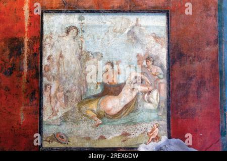 Sito archeologico di Pompei, Campania, Italia. Affresco che illustra il mito greco di Dioniso che trova l'Arianna addormentata e si innamora di h Foto Stock