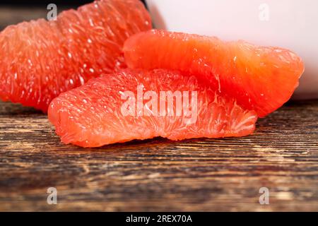 agrumi di alta qualità durante la cottura e altri tipi di piatti, pompelmo rosso aspro e succoso, primo piano Foto Stock