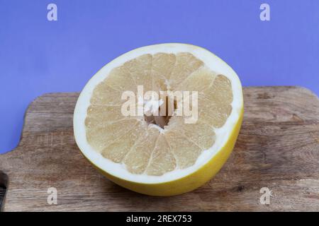 agrumi di alta qualità durante la cottura e altri tipi di piatti, pomelo giallo dolce e succoso, primo piano Foto Stock