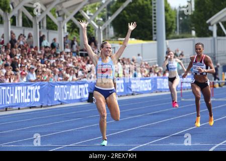 Manchester, Inghilterra 9 luglio 2023 Campionati britannici di atletica leggera e prova per i Campionati del mondo di Budapest. La vincitrice di 400m Women hurdles JESSIE KNIGHT (centro) ha vinto l'oro l'evento si è svolto presso la Manchester Regional Arena, Inghilterra ©Ged Noonan/Alamy Foto Stock