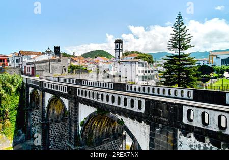 Ripresa aerea, punto di vista droni della città di Ribeira grande sull'isola di Ponta Delgada. Sao Miguel, Azzorre, Portogallo. Destinazioni di viaggio e turismo con Foto Stock