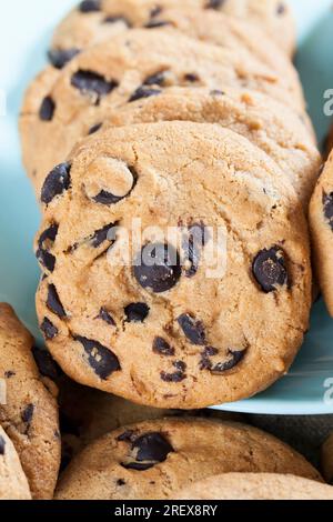 biscotti all'avena e grandi pezzi di cioccolato dolce insieme, biscotti con pezzi di cioccolato all'interno, primi piani per i dessert Foto Stock