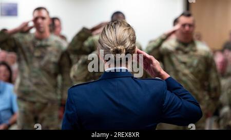 Una cerimonia di cambio di comando alla Holloman Air Force base, N.M., 10 luglio 2023 Foto dell'aeronautica militare di Airman 1st Nicholas Paczkowski Foto Stock