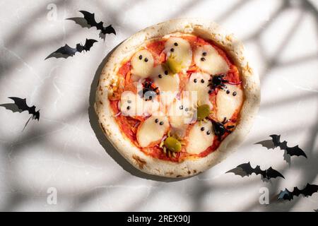 Idee per Halloween. Margarita Pizza con ragni di olive. Foto Stock