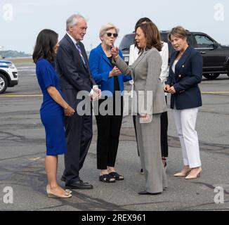 Il Vicepresidente degli Stati Uniti Kamala Harris arriva all'aeroporto Logan di Boston per rilasciare osservazioni alla NAACP National Convention del 2023 a Boston, Massachusetts, sabato 29 luglio 2023. Il vicepresidente Harris è accolto dal governatore Maura Healey, dalla partner di Healey Joanna Lydgate, dalla senatrice degli Stati Uniti Elizabeth Warren (Democratico del Massachusetts), dal senatore degli Stati Uniti ed Markey (Democratico del Massachusetts) e dal sindaco Michelle Wu (Democratico di Boston, Massachusetts)crediti: Rick Friedman/Pool via CNP /MediaPunch Foto Stock