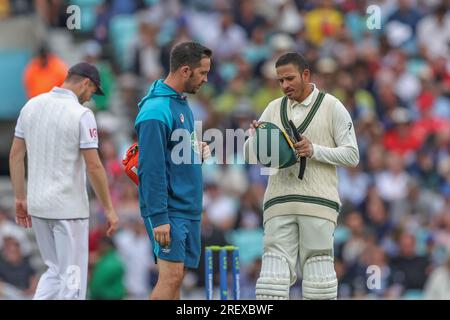 Usman Khawaja, Australia, riceve un controllo di commozione cerebrale durante il LV= Insurance Ashes Fifth test Series Day Four Match England vs Australia al Kia Oval, Londra, Regno Unito, 30 luglio 2023 (foto di Mark Cosgrove/News Images) in , il 30/7/2023. (Foto di Mark Cosgrove/News Images/Sipa USA) Foto Stock