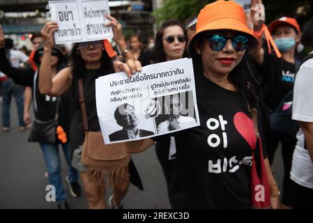 Bangkok, Thailandia. 29 luglio 2023. Manifestanti, mostrando messaggi contro i membri del Senato, e alcuni gesto di tre dita, a una manifestazione a ratchaprasong Intersection, ratchadamri Road, Bangkok, thailandia, il 29 luglio, 2023. (Foto di Teera Noisakran/Pacific Press/Sipa USA) credito: SIPA USA/Alamy Live News Foto Stock