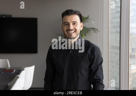 Felice uomo professionale con un elegante ritratto dei capelli Foto Stock