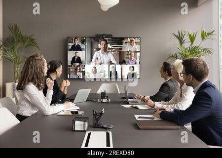 I dipendenti dell'ufficio e i freelance si incontrano in videochat online Foto Stock