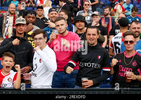 Rotterdam, Paesi Bassi. 30 luglio 2023. ROTTERDAM, PAESI BASSI - LUGLIO 30: I tifosi del Feyenoord durante la partita amichevole pre-stagionale tra Feyenoord e Benfica allo Stadion Feijenoord il 30 luglio 2023 a Rotterdam, Paesi Bassi (foto di Hans van der Valk/Orange Pictures) credito: Orange Pics BV/Alamy Live News Foto Stock