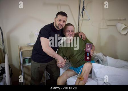 Ivano-Frankivsk, Ucraina. 30 luglio 2023. Il presidente ucraino Volodymyr Zelenskyy, a sinistra, posa con un saldatore ferito dopo aver assegnato una medaglia militare durante una visita al Center of Physical and Rehabilitation Medicine, 30 luglio 2023 a Ivano-Frankivsk, Ucraina. Credito: Pool Photo/Ufficio Stampa Presidenziale ucraino/Alamy Live News Foto Stock