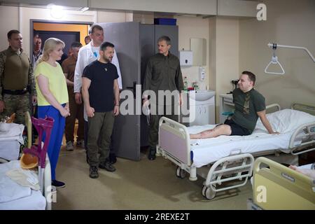 Ivano-Frankivsk, Ucraina. 30 luglio 2023. Il presidente ucraino Volodymyr Zelenskyy, centro, visita i soldati feriti e presenta medaglie militari durante una visita al Centro di Medicina fisica e riabilitazione, 30 luglio 2023 a Ivano-Frankivsk, Ucraina. Credito: Pool Photo/Ufficio Stampa Presidenziale ucraino/Alamy Live News Foto Stock