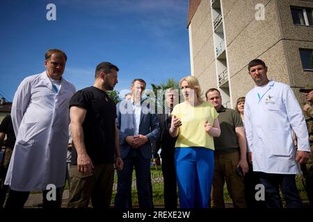 Ivano-Frankivsk, Ucraina. 30 luglio 2023. Il presidente ucraino Volodymyr Zelenskyy, a sinistra, ascolta medici e personale che trattano soldati feriti durante un tour del Centro di Medicina fisica e riabilitazione, 30 luglio 2023 a Ivano-Frankivsk, Ucraina. Credito: Pool Photo/Ufficio Stampa Presidenziale ucraino/Alamy Live News Foto Stock